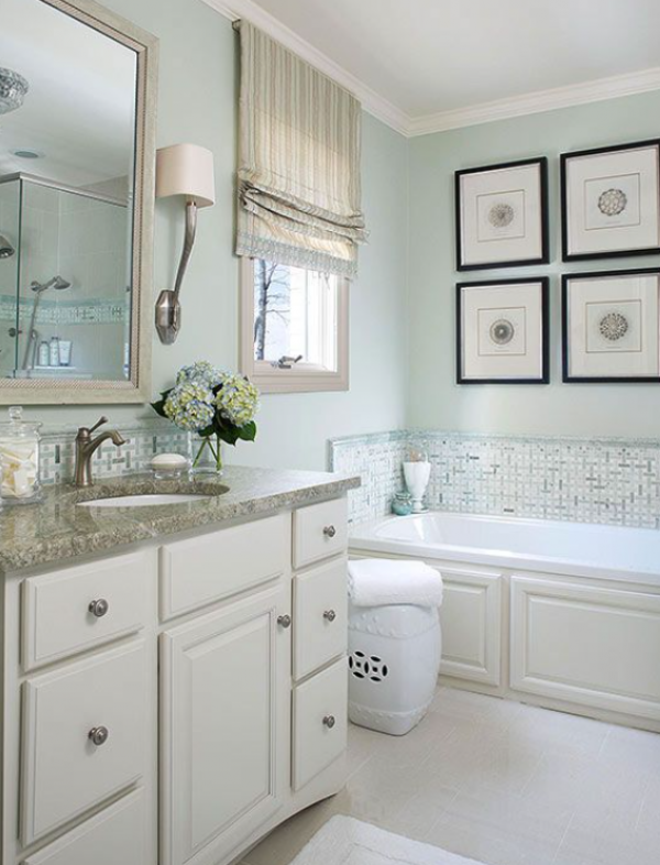 Kamar mandi dengan desain coastal dan nuansa pantai